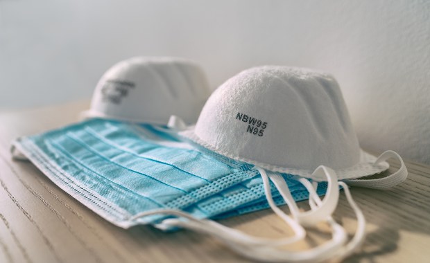 Poszukiwany wpadł w ręce policji przez brak maseczki