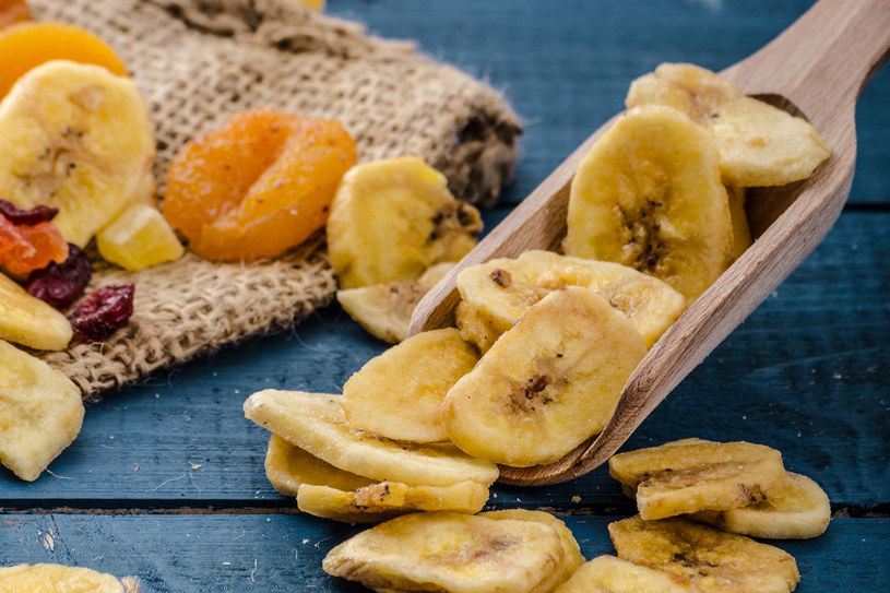 Potas znajdziesz w bananach, ziemniakach, marchwi, selerze, orzechach, suszonych morelach i figach /123RF/PICSEL