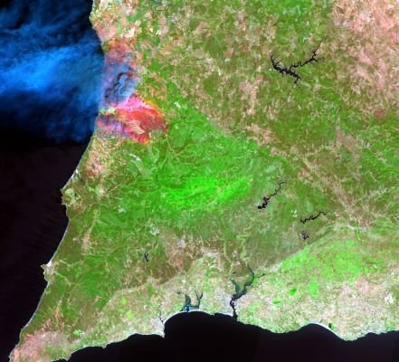"Potęga płomieni" Portugalia /Adriana Marcinkowska-Ochtyra (Sentinel-2 data, 12 8 4 RGB, 07.08.2023) /Materiały prasowe