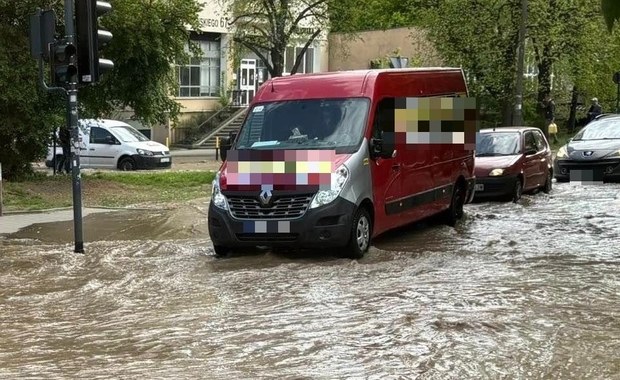 Potężna awaria wodociągów w Łodzi. Woda zalała ulice