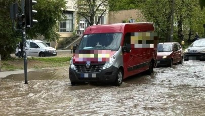 Potężna awaria wodociągów w Łodzi. Woda zalała ulice