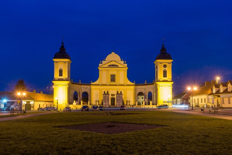 Potężna bryła kościoła ogarnia ramionami obszerny rynek /123RF/PICSEL