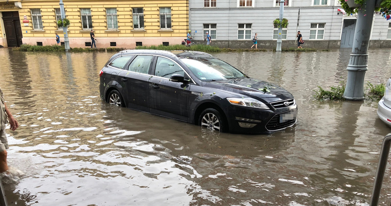 Potężna burza z gradem przeszła nad Gdańskiem. Zalane są ulice i tunele