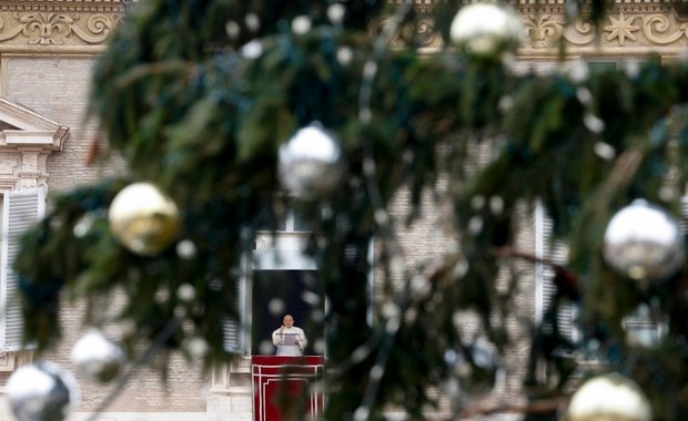 Potężna choinka z Trydentu już na placu św. Piotra. A wcześniej protesty