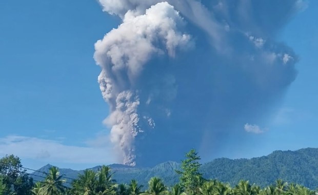 Potężna erupcja wulkanu Dukono. Trzy osoby nie żyją