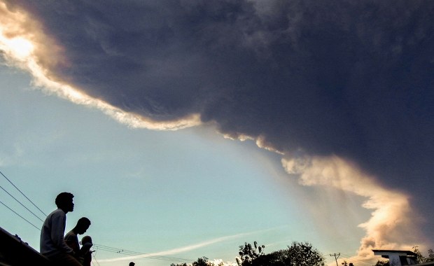 ​Potężna erupcja wulkanu. Kolumna popiołu wystrzeliła na wysokość 19 km
