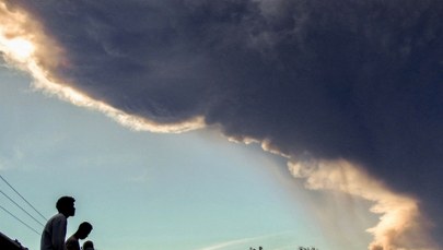 ​Potężna erupcja wulkanu. Kolumna popiołu wystrzeliła na wysokość 19 km