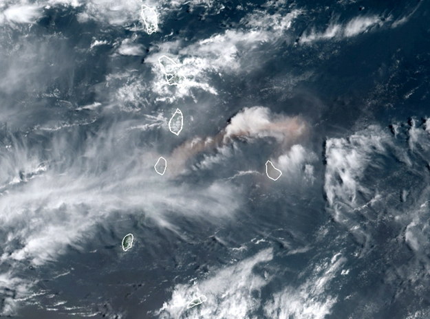 Potężna erupcja wulkanu La Soufriere na wyspie Saint Vincent, na Morzu Karaibskim /NOAA    /PAP/EPA