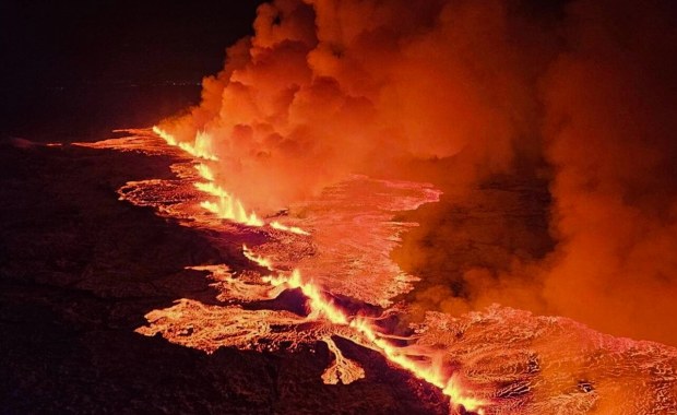 Potężna erupcja wulkanu na Islandii. Ewakuowano mieszkańców rybackiego miasteczka [WIDEO]