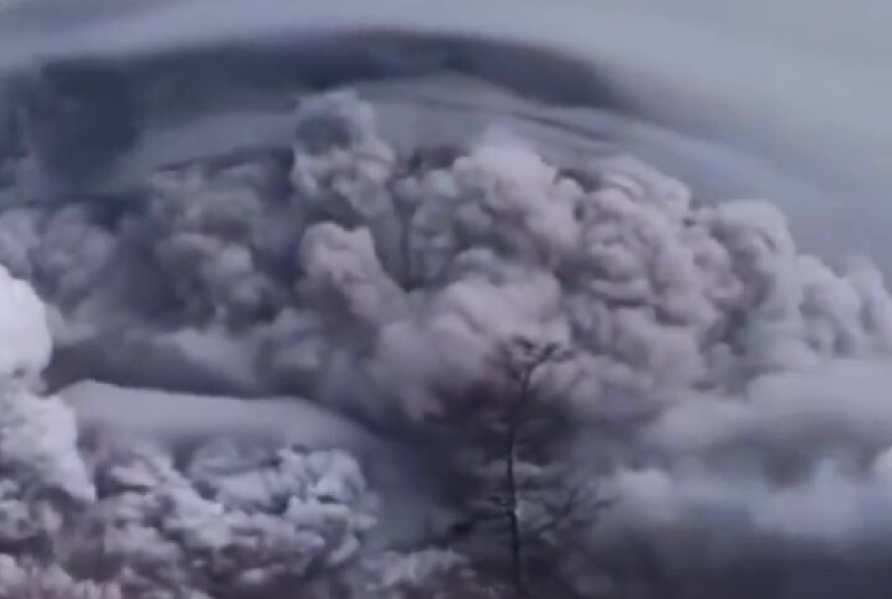 Potężna erupcja wulkanu w Rosji. Rozległa chmura popiołu