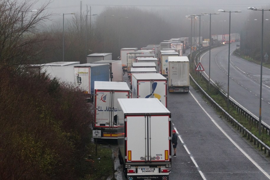 Potężna kolejka ciężarówek na trasie A2 na przedmieściach Dover /VICKIE FLORES /PAP/EPA