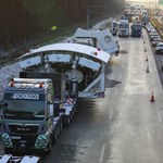 Potężna maszyna "odpoczywa" pod Warszawą. Utrudnienia dla kierowców