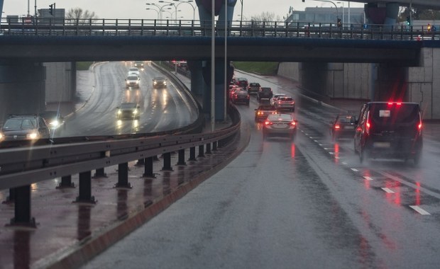 Potężna wyrwa w drodze na S1. Siedem pojazdów uszkodzonych