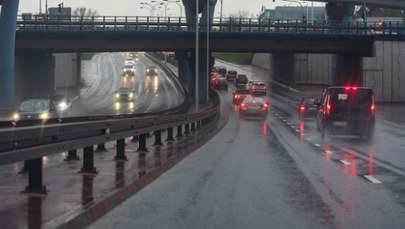 Potężna wyrwa w drodze na S1. Siedem pojazdów uszkodzonych