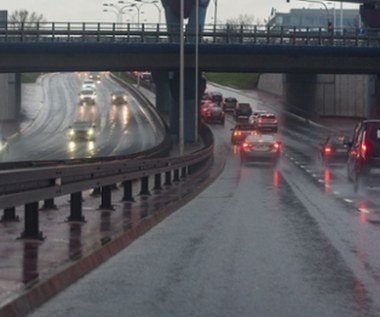 Potężna wyrwa w drodze na S1. Siedem pojazdów uszkodzonych