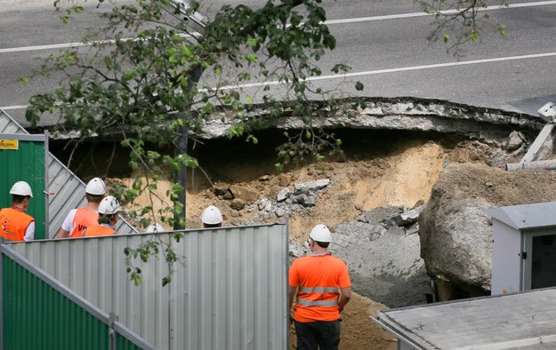 Potężna wyrwa w jezdni na ul. Targowej /Paweł Supernak /PAP