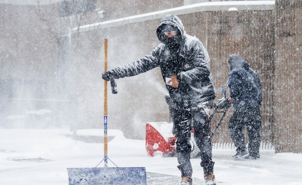 Potężne burze śnieżne sparaliżowały USA. Apele władz