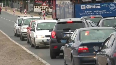 Potężne korki w Jankach. Wszystko przez błędne oznakowanie 