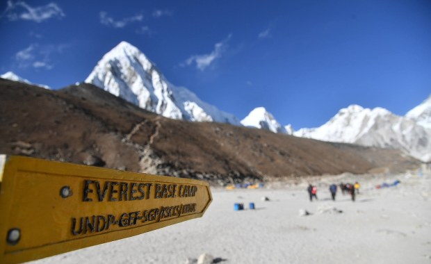 Potężne ognisko koronawirusa pod Mount Everest. Zakażeni wspinacze
