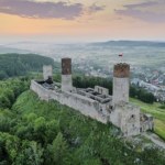 Potężne ruiny górują nad okolicą. Uwierzysz, że widać stąd Tatry?