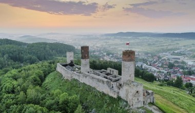 Potężne ruiny górują nad okolicą. Uwierzysz, że widać stąd Tatry?