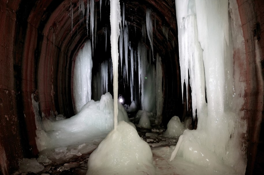Potężne sople w tunelu kolejki wąskotorowej w Szklarach zimą 2017 r. /Darek Delmanowicz /PAP