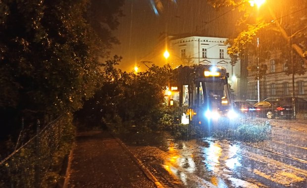 Potężne ulewy na południu Polski: Zalane drogi, ponad 700 interwencji strażackich