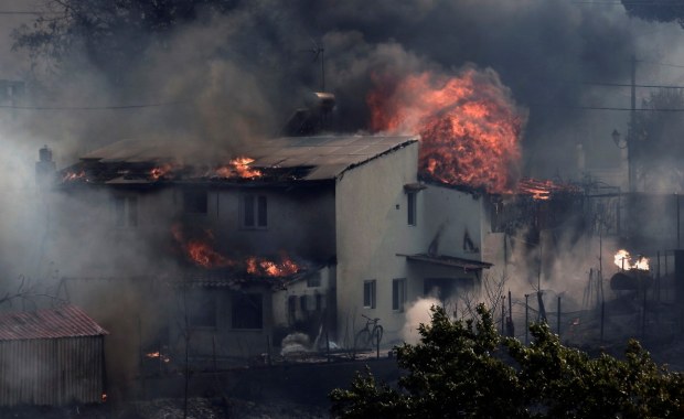Potężne upały w Grecji. Domy w ogniu na przedmieściach Aten