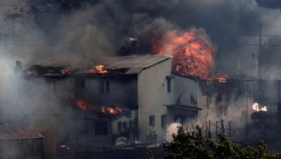 Potężne upały w Grecji. Domy w ogniu na przedmieściach Aten