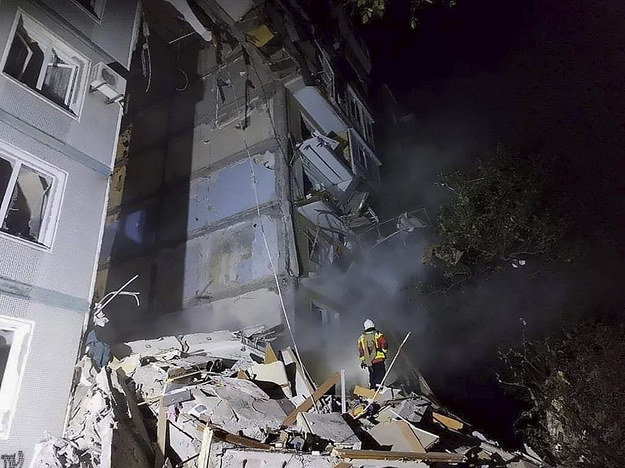 Potężne zniszczenia po nocnym ataku na Zaporoże /UKRAINIAN STATE EMERGENCY SERVICE / HANDOUT /PAP/EPA