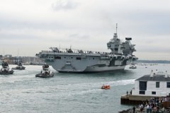 Potężny brytyjski lotniskowiec wchodzi do służby