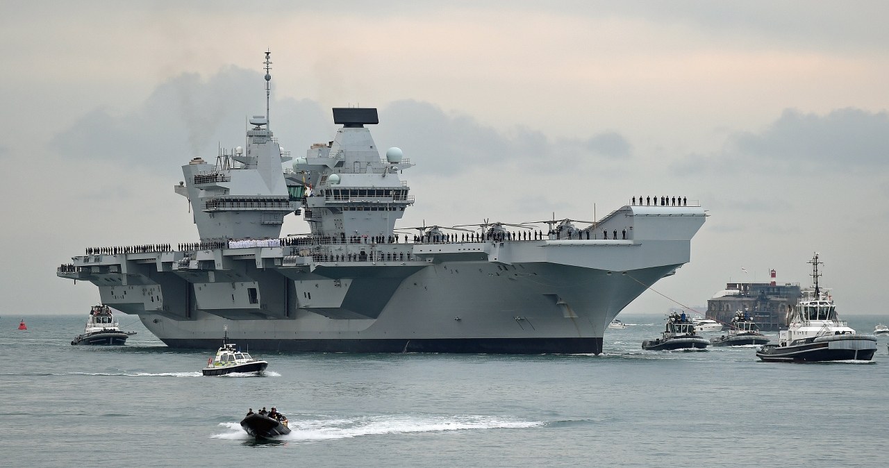 Potężny brytyjski lotniskowiec wchodzi do służby
