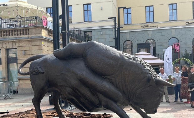 Potężny byk w centrum Katowic. Na Dworcowej stoi wyjątkowa rzeźba