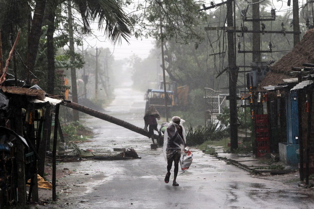 Potężny cyklon Amphan przeszedł przez gęsto zaludnione wybrzeże wschodnich Indii i Bangladeszu / 	STR   /PAP/EPA