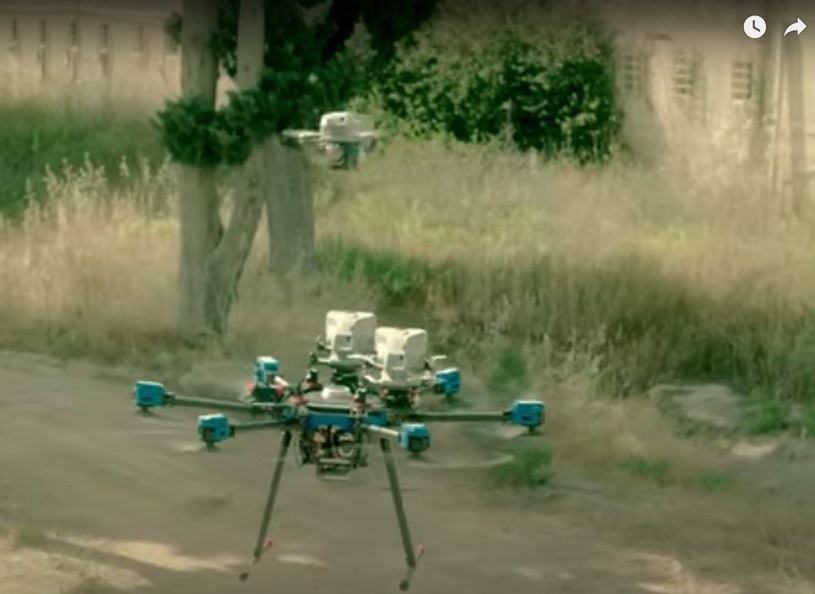 Potężny dron transportowy uwalnia kilka dronów bojowych, które natychmiast rozpoczynają swoją morderczą misję. /YouTube