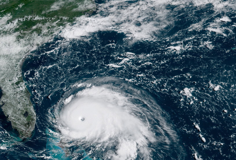 Potężny huragan Dorian przechodzi przez Wyspy Bahama /NOAA/NESDIS/STAR GOES HANDOUT /PAP/EPA