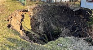 Potężny lej w Trzebini. Ziemia zapadła się na terenie ogródków działkowych