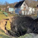 Potężny lej w Trzebini. Ziemia zapadła się na terenie ogródków działkowych