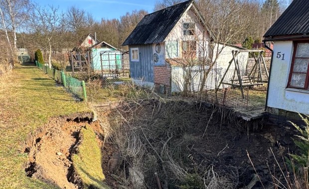 Potężny lej w Trzebini. Ziemia zapadła się na terenie ogródków działkowych