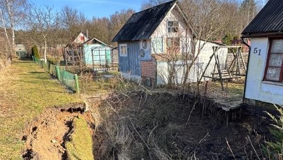 Potężny lej w Trzebini. Ziemia zapadła się na terenie ogródków działkowych