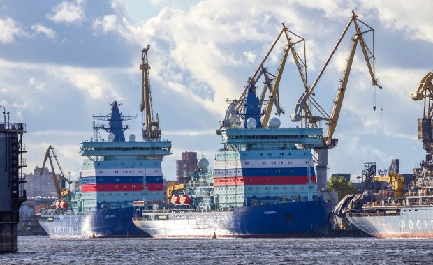 Potężny lodołamacz atomowy "Sibir" operuje na Bałtyku