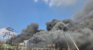 Potężny pożar fabryki części samochodowych. Toksyczny dym spowił okolicę, 14 osób zaginęło