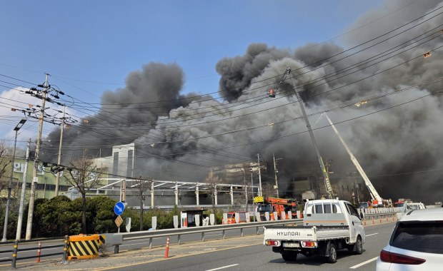 Potężny pożar fabryki części samochodowych. Toksyczny dym spowił okolicę, 14 osób zaginęło