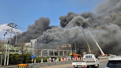 Potężny pożar fabryki części samochodowych. Toksyczny dym spowił okolicę, 14 osób zaginęło
