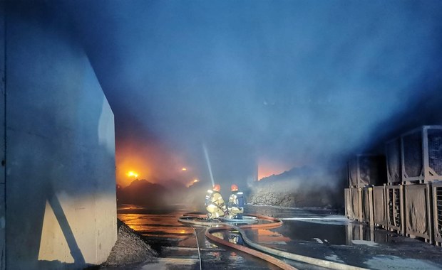Potężny pożar hali w Mikołowie. Z ogniem walczyło ponad 40 zastępów strażackich