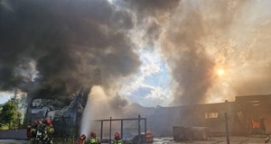 Potężny pożar hali w Siemianowicach Śląskich. "Nie otwieraj okien"