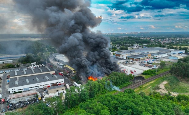 Potężny pożar hali z chemikaliami. Nie ma decyzji o ewakuacji