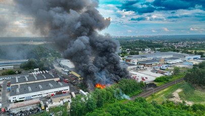 Potężny pożar hali z chemikaliami. Nie ma decyzji o ewakuacji