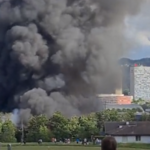 ​Potężny pożar i seria wybuchów w obiekcie przemysłowym. Wiatr utrudnia akcję służb