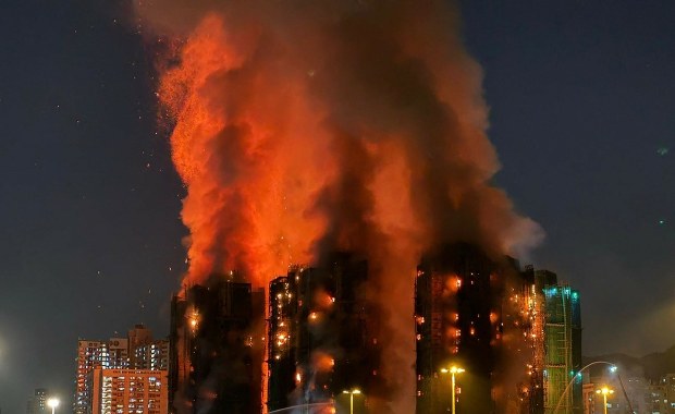 Potężny pożar kompleksu wieżowców w Hongkongu. 36 osób nie żyje